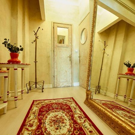 Baroque Splendor: Breathtaking Views & Design Apartamento Bucarest Exterior foto
